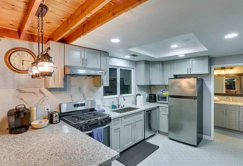 Cabin W/ 2 Decks   3 Mi To Lake Arrowhead Village!