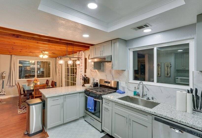 Cabin W/ 2 Decks   3 Mi To Lake Arrowhead Village!