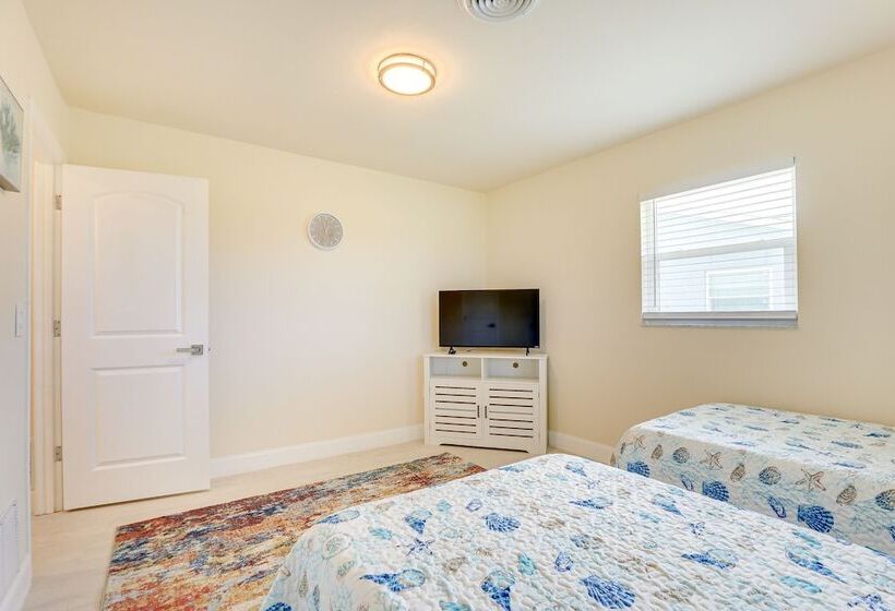 Centrally Located Home In Rotonda West W/ Patio