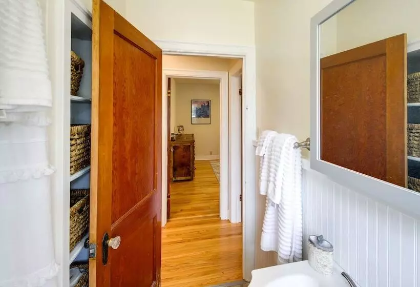 Charming Hamilton Hideaway: Half Mi To Main St!