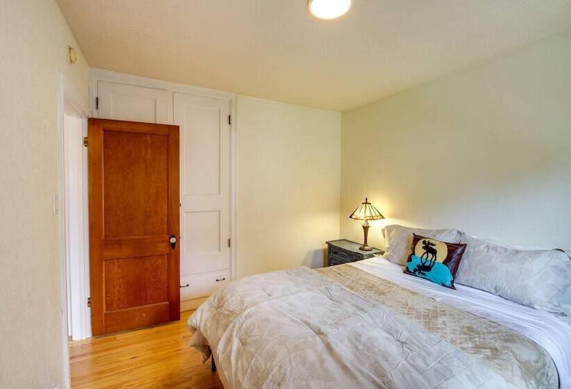 Charming Hamilton Hideaway: Half Mi To Main St!