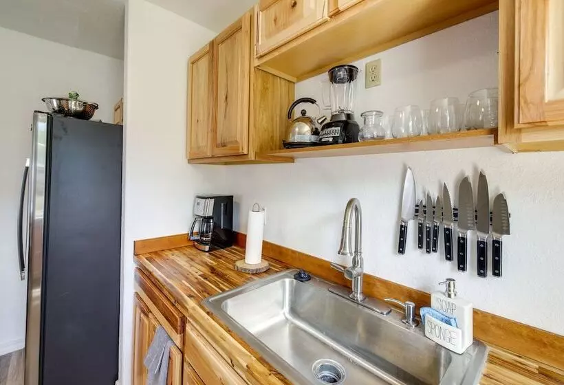 Charming Hamilton Hideaway: Half Mi To Main St!