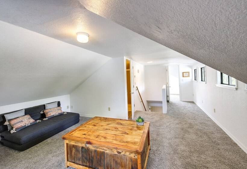 Charming Hamilton Hideaway: Half Mi To Main St!