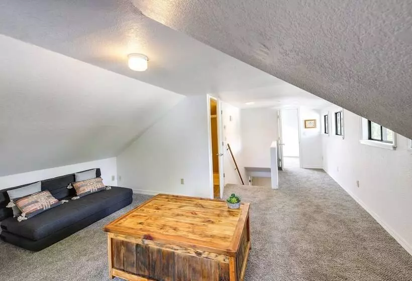 Charming Hamilton Hideaway: Half Mi To Main St!