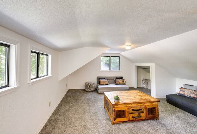 Charming Hamilton Hideaway: Half Mi To Main St!