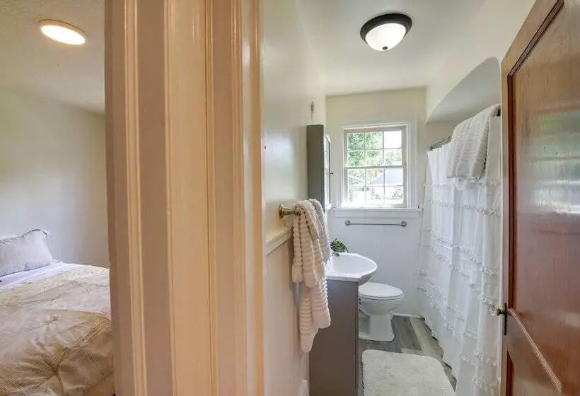 Charming Hamilton Hideaway: Half Mi To Main St!