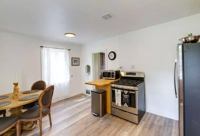 Charming Hamilton Hideaway: Half Mi To Main St!