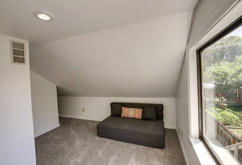 Charming Hamilton Hideaway: Half Mi To Main St!