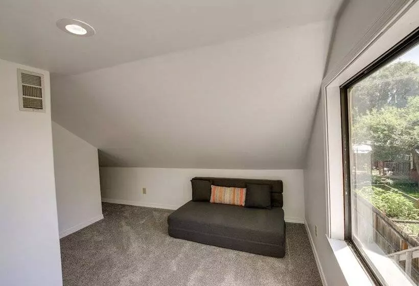 Charming Hamilton Hideaway: Half Mi To Main St!