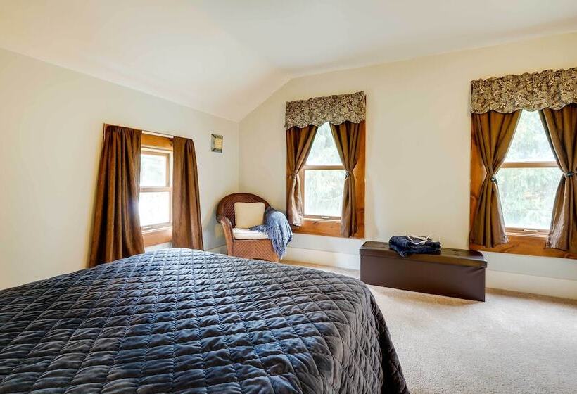 Charming Osseo Hideaway W/ Private Deck & Yard!