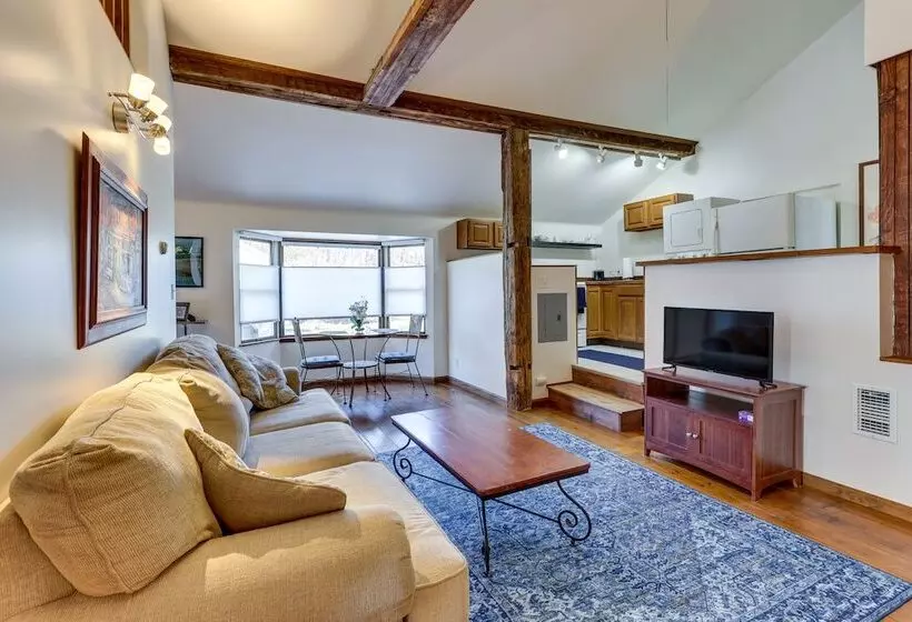 Chagrin Falls Home ~ 2 Mi To Town!