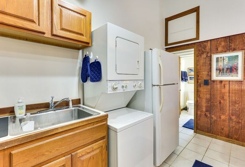 Chagrin Falls Home ~ 2 Mi To Town!