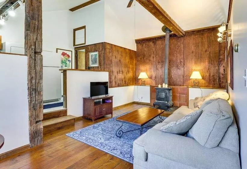 Chagrin Falls Home ~ 2 Mi To Town!