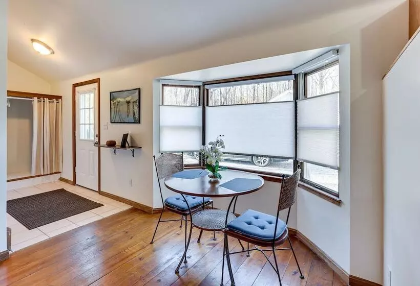 Chagrin Falls Home ~ 2 Mi To Town!