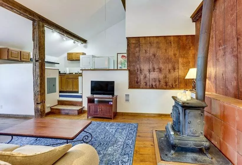 Chagrin Falls Home ~ 2 Mi To Town!