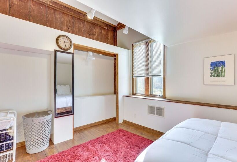 Chagrin Falls Home ~ 2 Mi To Town!