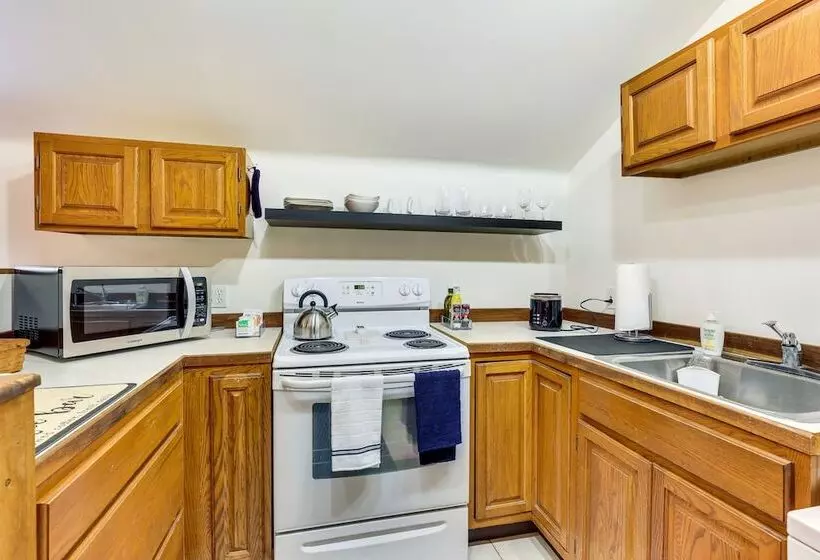 Chagrin Falls Home ~ 2 Mi To Town!