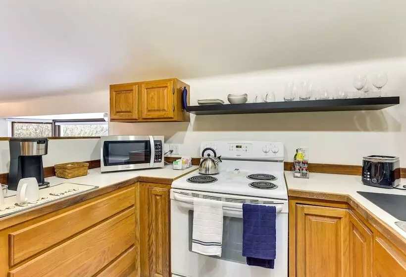 Chagrin Falls Home ~ 2 Mi To Town!