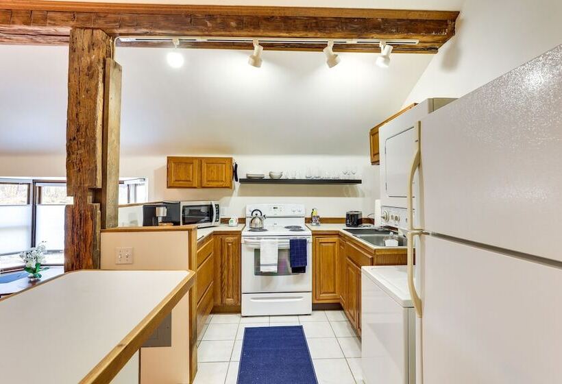 Chagrin Falls Home ~ 2 Mi To Town!