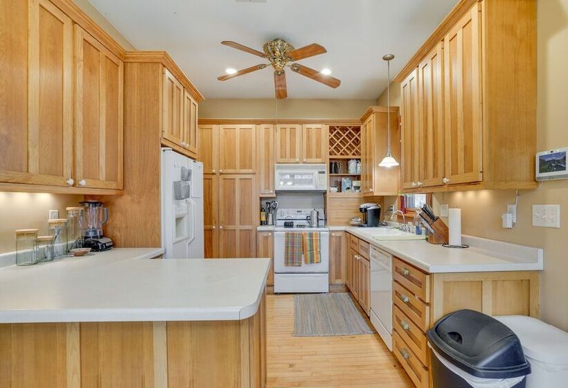 Eau Claire Retreat: Close To Chippewa Riverfront!
