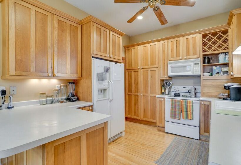 Eau Claire Retreat: Close To Chippewa Riverfront!