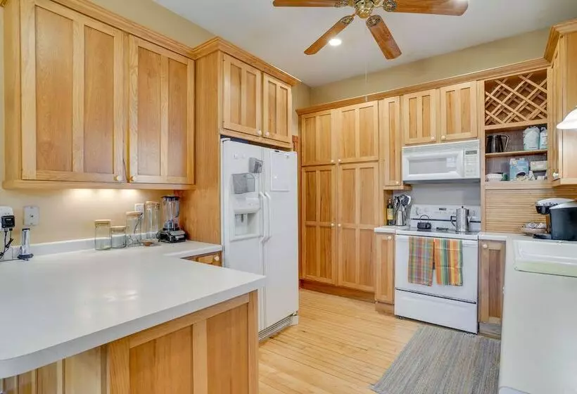 Eau Claire Retreat: Close To Chippewa Riverfront!