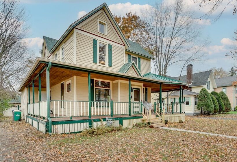 Eau Claire Retreat: Close To Chippewa Riverfront!