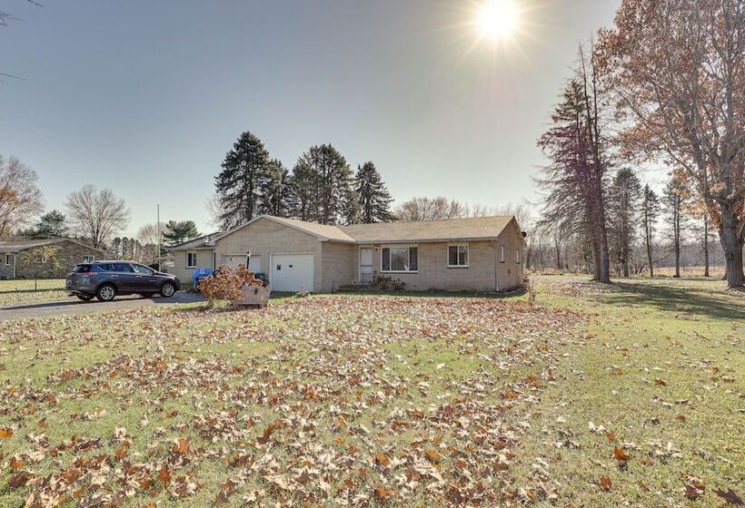 Family Friendly Home W/ Fire Pit ~ 10 Mi To Akron!