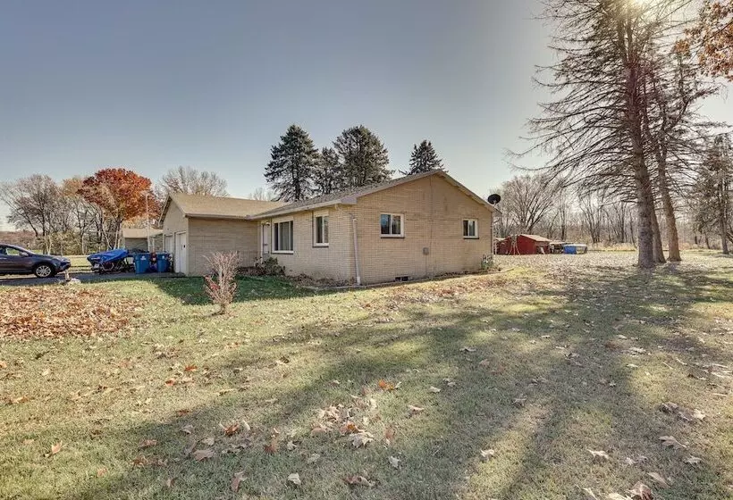 Family Friendly Home W/ Fire Pit ~ 10 Mi To Akron!