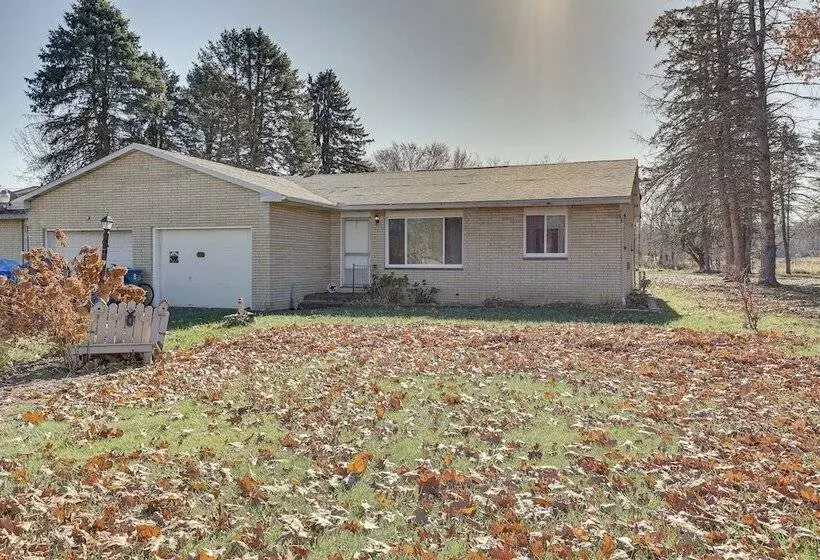 Family Friendly Home W/ Fire Pit ~ 10 Mi To Akron!