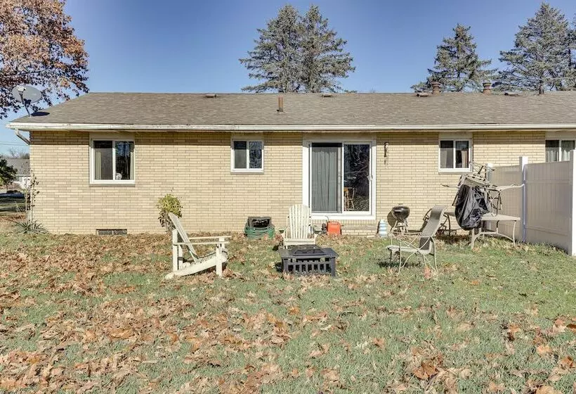 Family Friendly Home W/ Fire Pit ~ 10 Mi To Akron!
