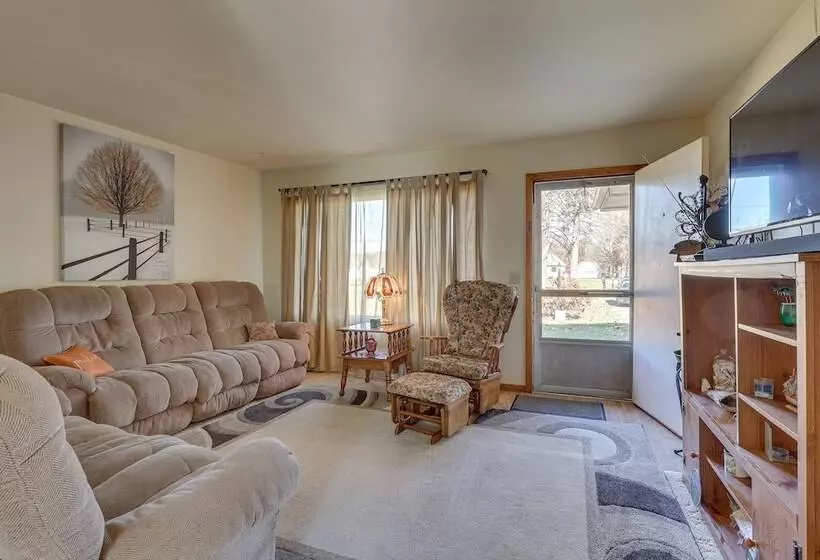 Family Friendly Home W/ Fire Pit ~ 10 Mi To Akron!