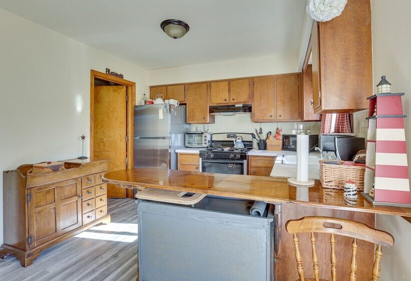 Family Friendly Home W/ Fire Pit ~ 10 Mi To Akron!