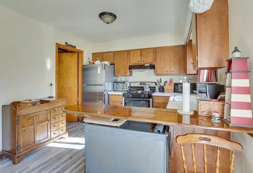 Family Friendly Home W/ Fire Pit ~ 10 Mi To Akron!