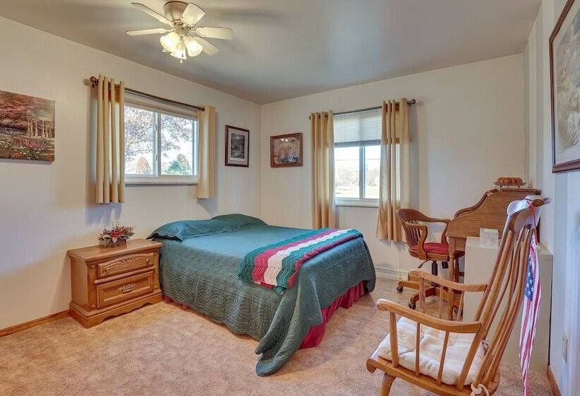 Family Friendly Home W/ Fire Pit ~ 10 Mi To Akron!