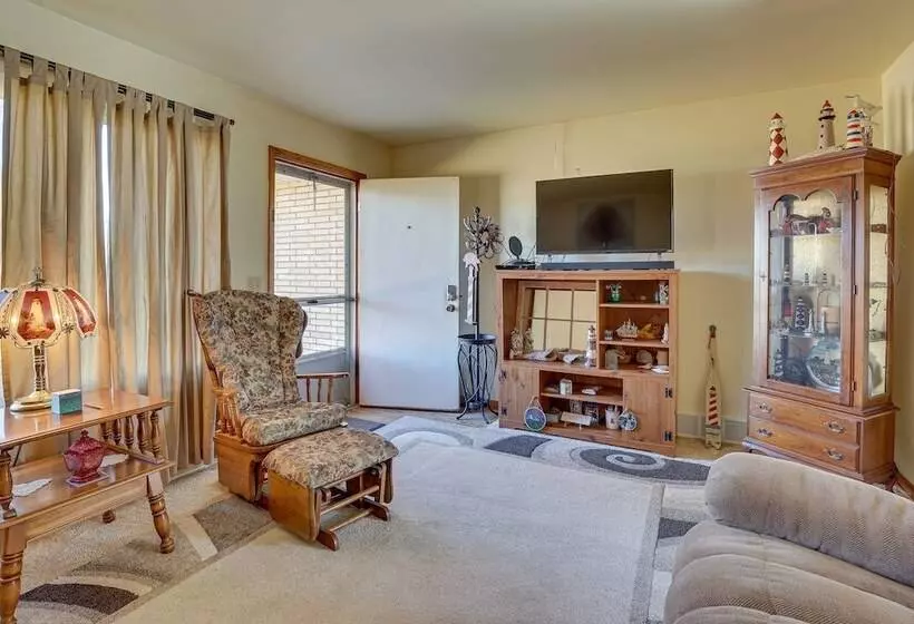 Family Friendly Home W/ Fire Pit ~ 10 Mi To Akron!