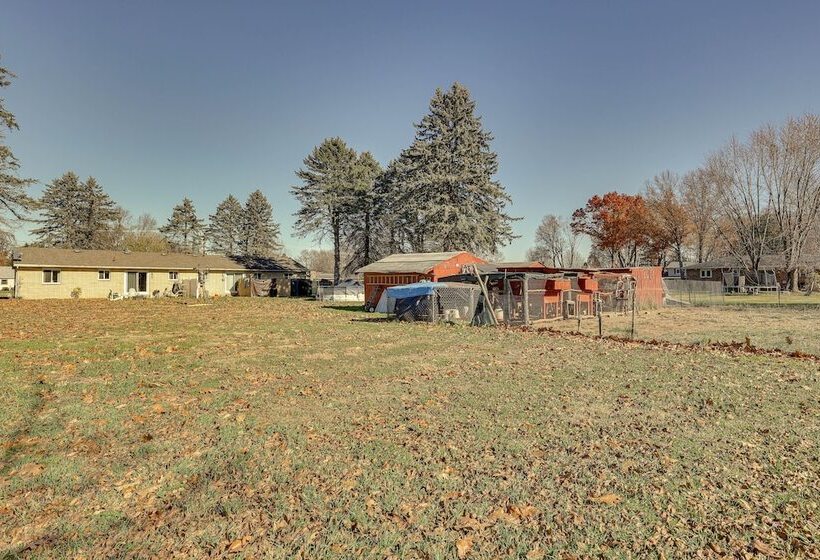 Family Friendly Home W/ Fire Pit ~ 10 Mi To Akron!