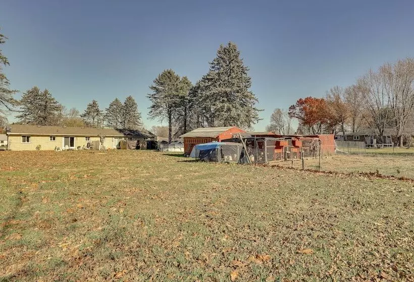 Family Friendly Home W/ Fire Pit ~ 10 Mi To Akron!