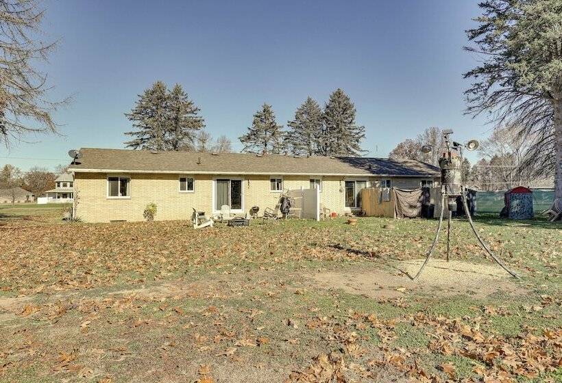 Family Friendly Home W/ Fire Pit ~ 10 Mi To Akron!