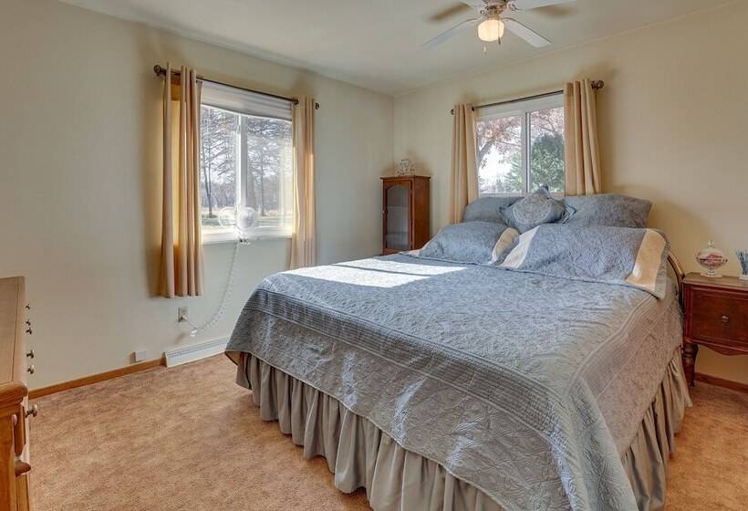 Family Friendly Home W/ Fire Pit ~ 10 Mi To Akron!