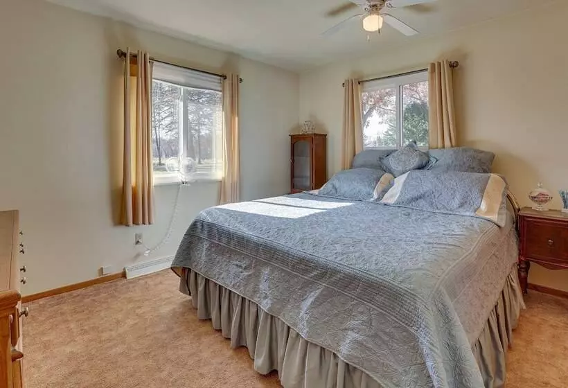 Family Friendly Home W/ Fire Pit ~ 10 Mi To Akron!