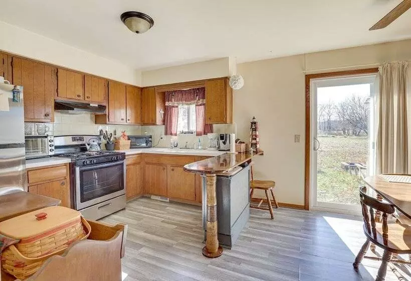 Family Friendly Home W/ Fire Pit ~ 10 Mi To Akron!