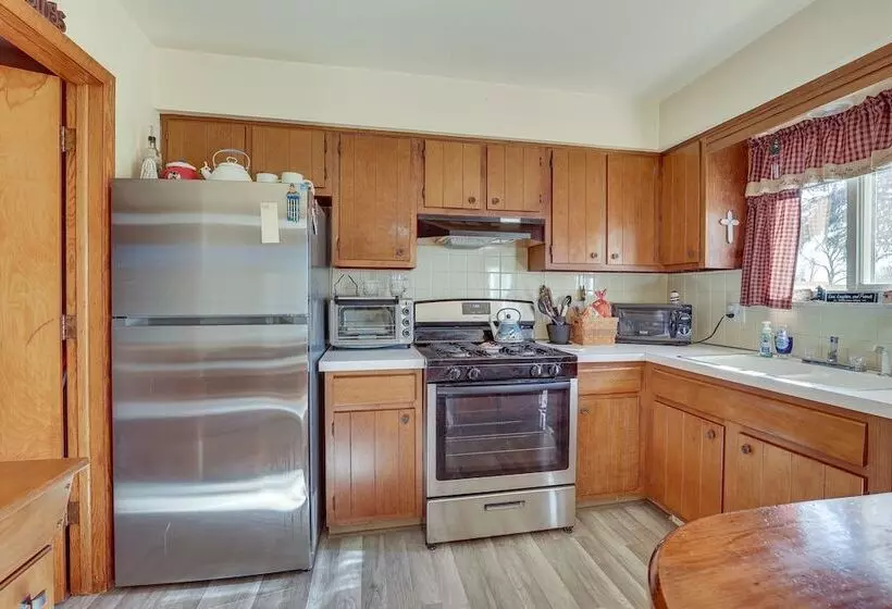 Family Friendly Home W/ Fire Pit ~ 10 Mi To Akron!