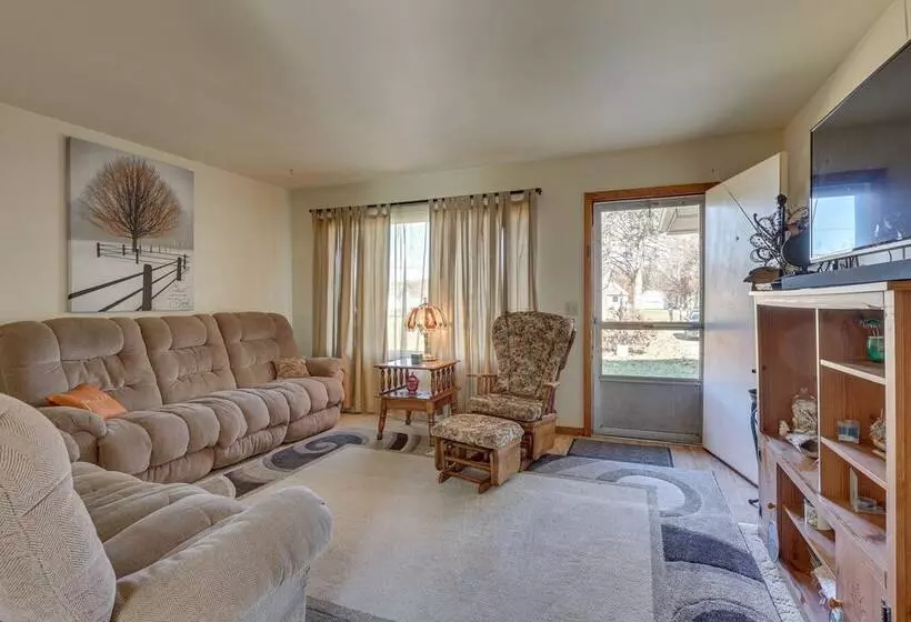 Family Friendly Home W/ Fire Pit ~ 10 Mi To Akron!