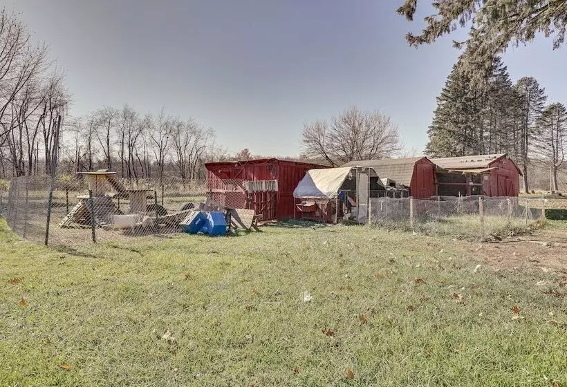 Family Friendly Home W/ Fire Pit ~ 10 Mi To Akron!