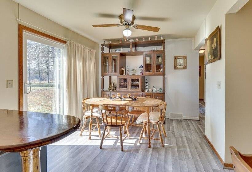 Family Friendly Home W/ Fire Pit ~ 10 Mi To Akron!