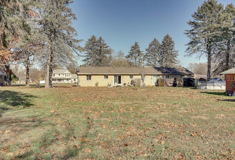 Family Friendly Home W/ Fire Pit ~ 10 Mi To Akron!