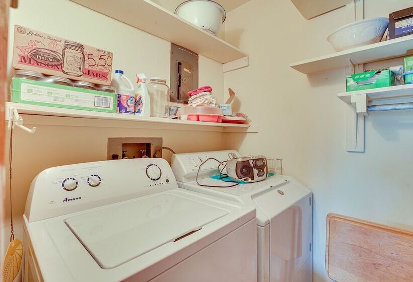 Family Friendly Home W/ Fire Pit ~ 10 Mi To Akron!