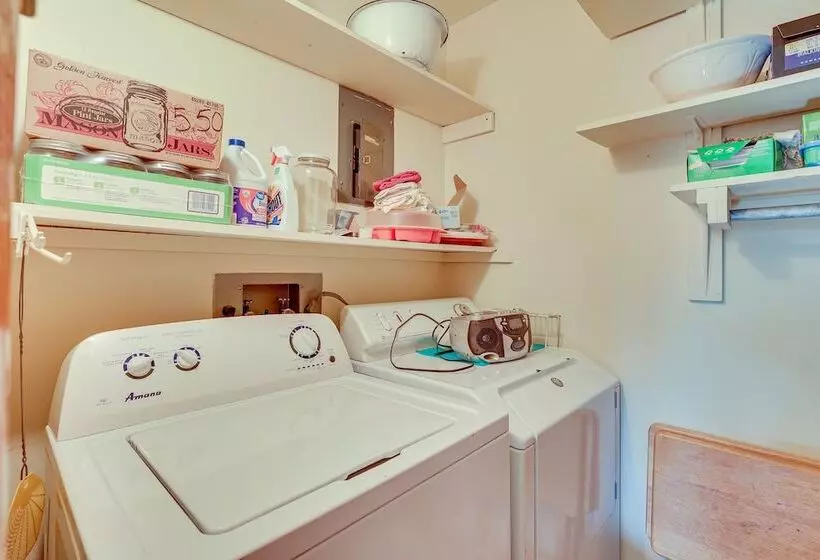 Family Friendly Home W/ Fire Pit ~ 10 Mi To Akron!