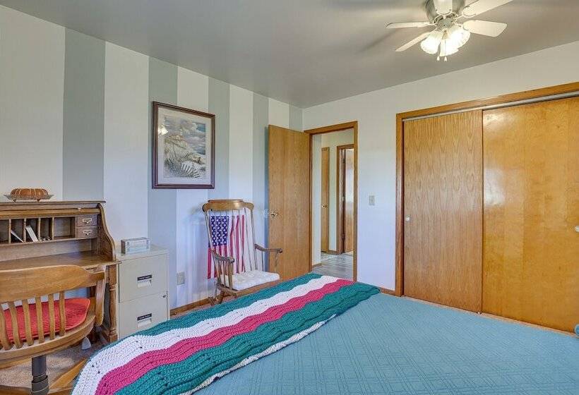 Family Friendly Home W/ Fire Pit ~ 10 Mi To Akron!